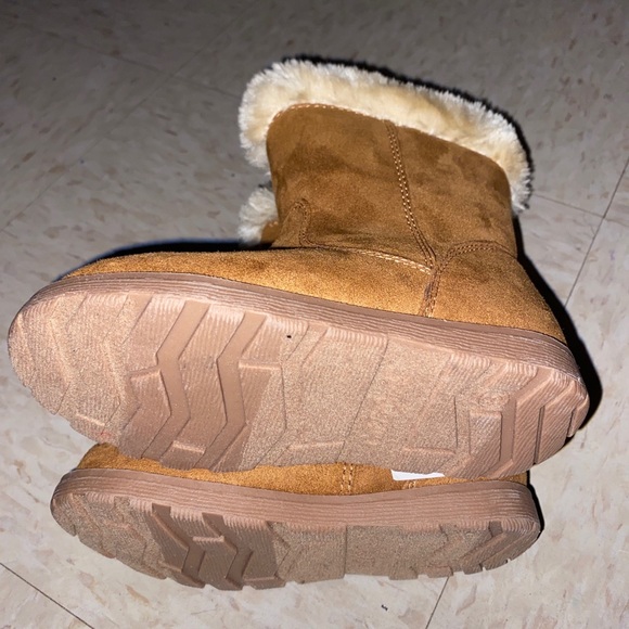 Cat & Jack Tan Ankle Boots with Cream Fur - Picture 3 of 13